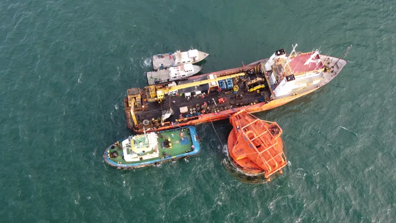 Gabarra grúa y remolcador ejecutando la instalación costa afuera de una monoboya de amarre.