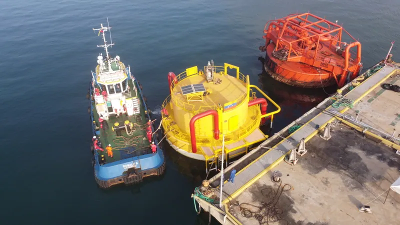 Monoboyas de amarre de punto único y multiboyas atracadas junto al muelle, con remolcador de apoyo.